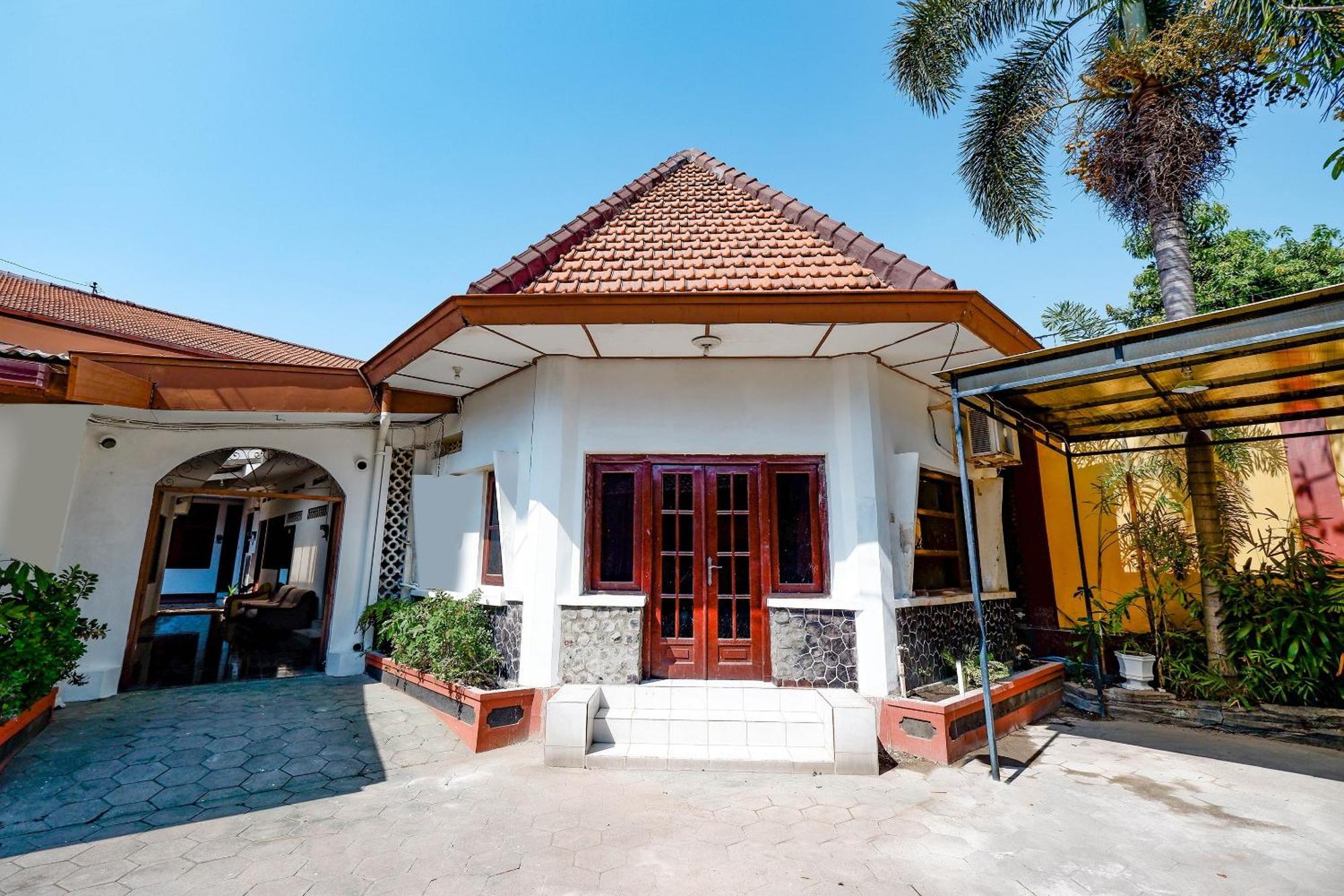 Super Oyo Capital O 1644 Hotel Griya Kencana Solo Exterior foto